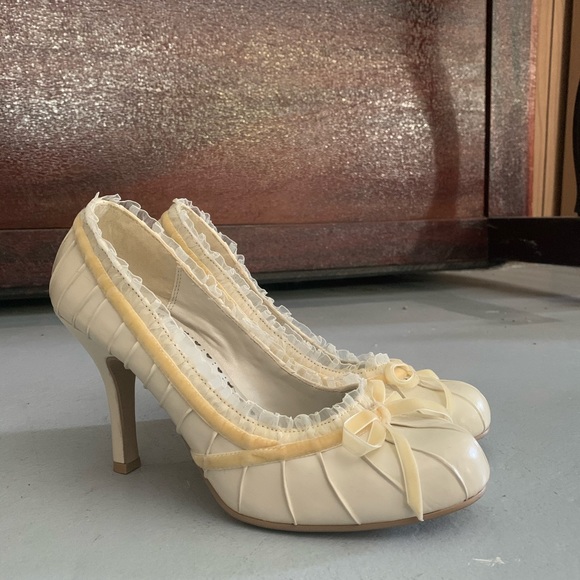 Ivory round toed high heel - Picture 1 of 3